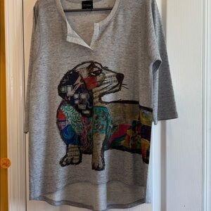 INOAH BRAND…DAPPER DOG OVERSIZED TUNIC GRAPIC TEE HI LO HEM GREY SIZE MEDIUM